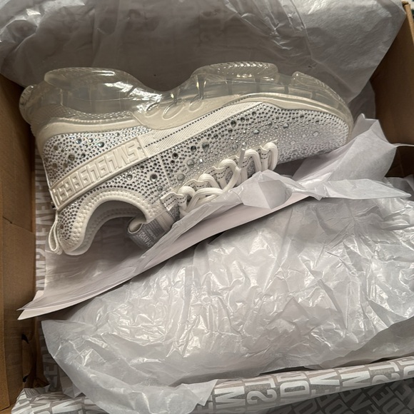 NWT Brand New in Box STEVE MADDEN
MAXIMA WHITE RHINESTONES SNEAKERS Sz 8.5 - Picture 10 of 14